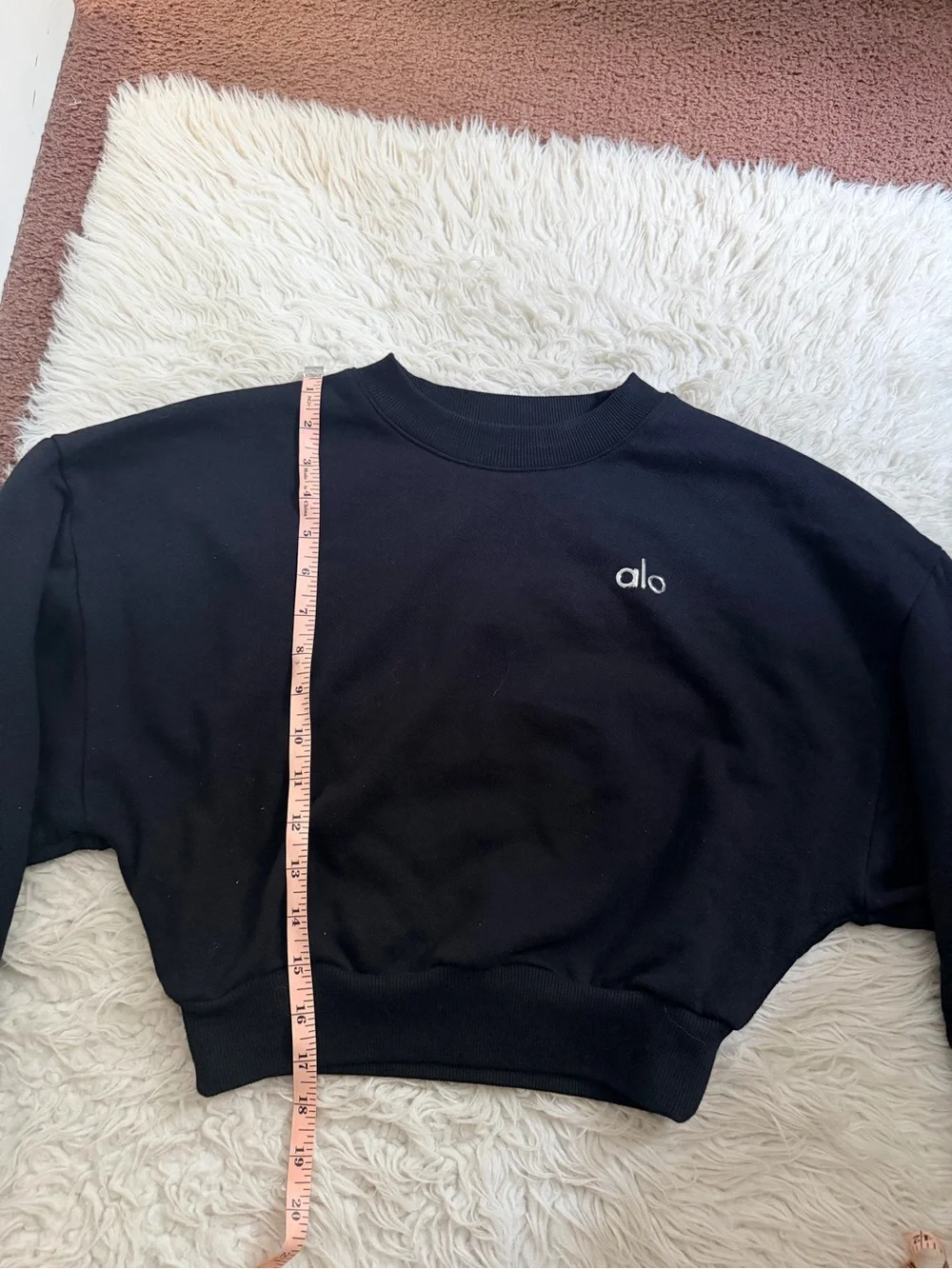 Alo Yoga Cropped Accolade Crewneck - Black